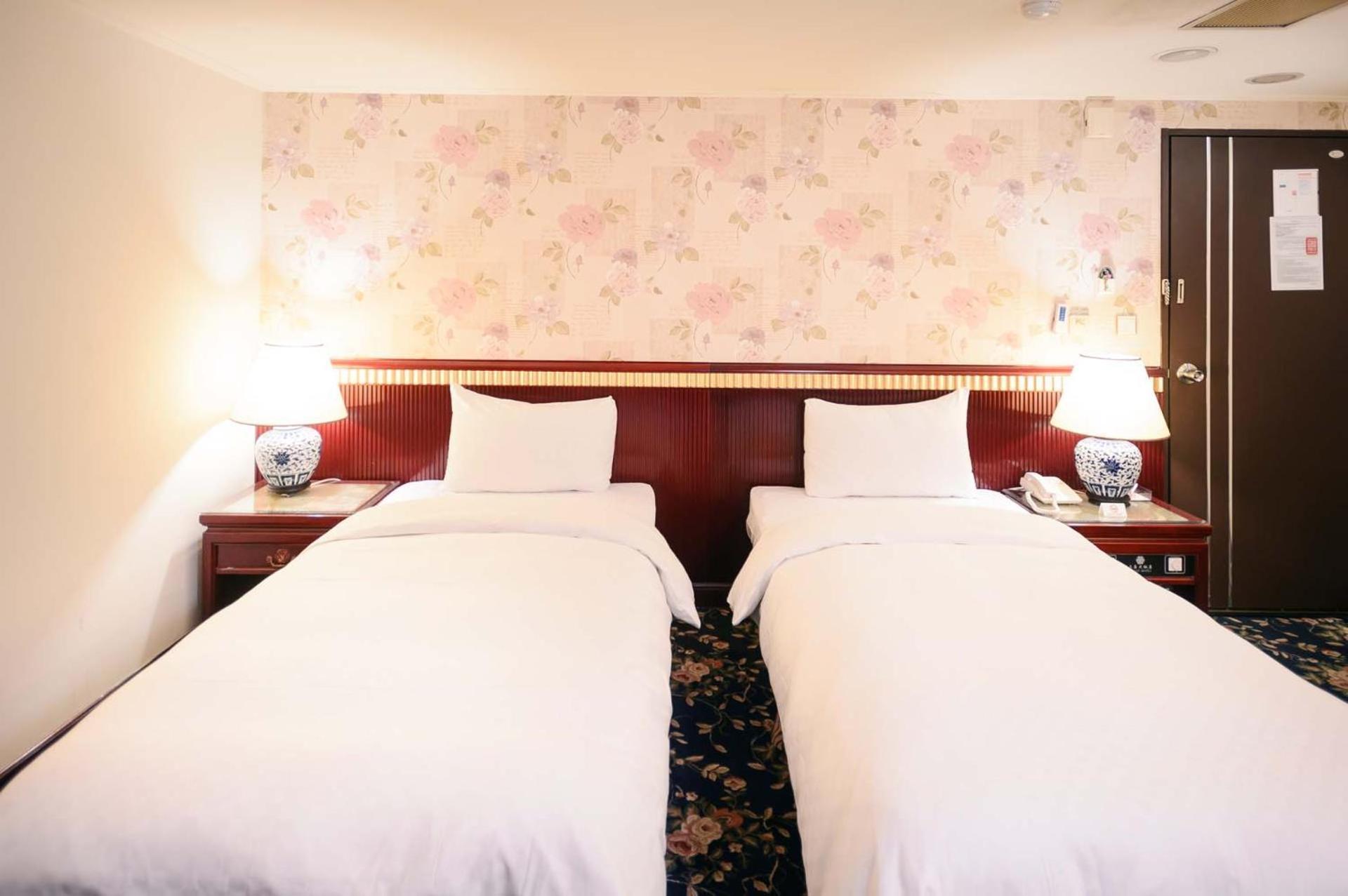 Kiwi Hotel Mrt Wenxin Branch Taichung Exterior foto
