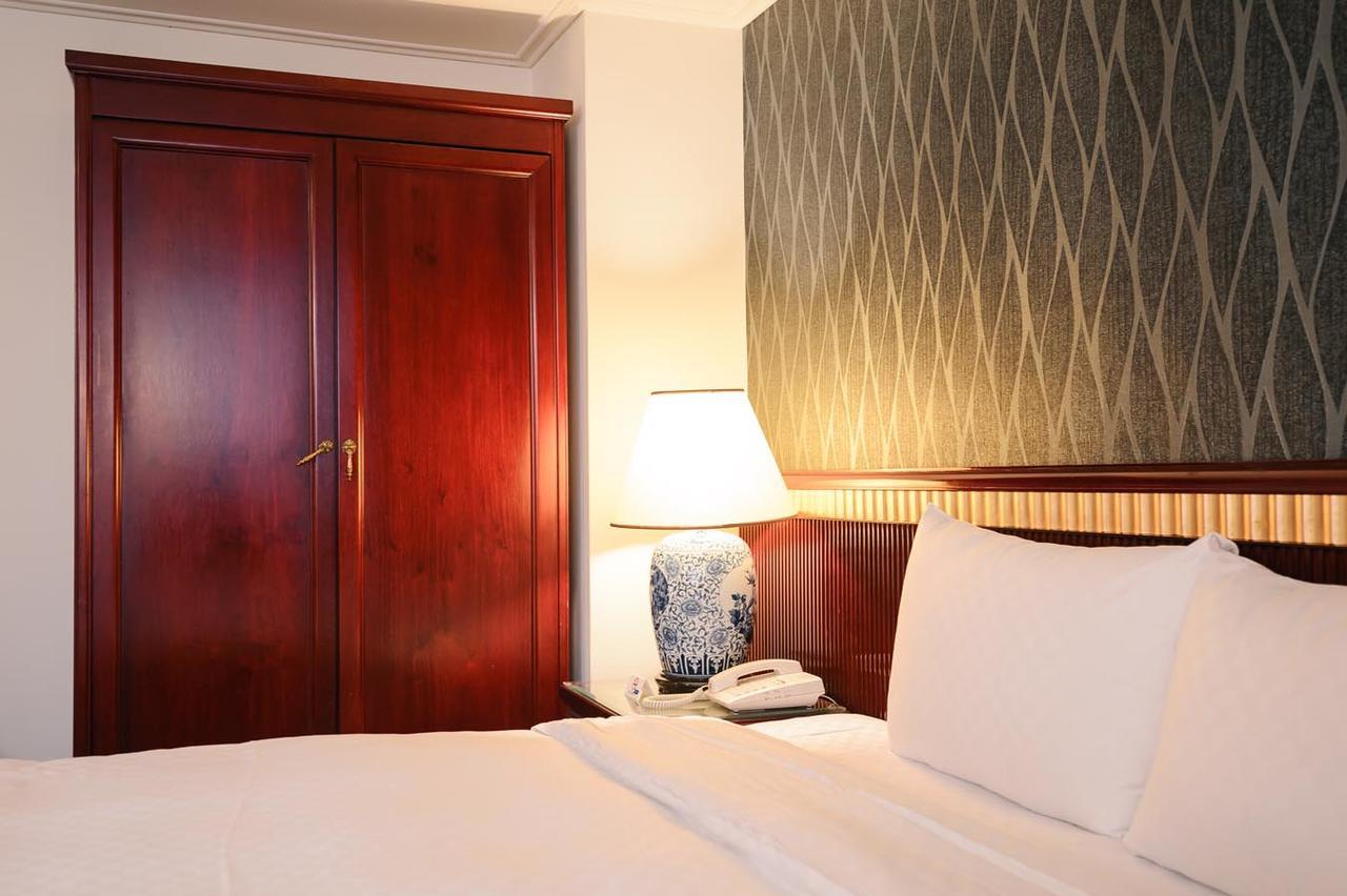 Kiwi Hotel Mrt Wenxin Branch Taichung Exterior foto