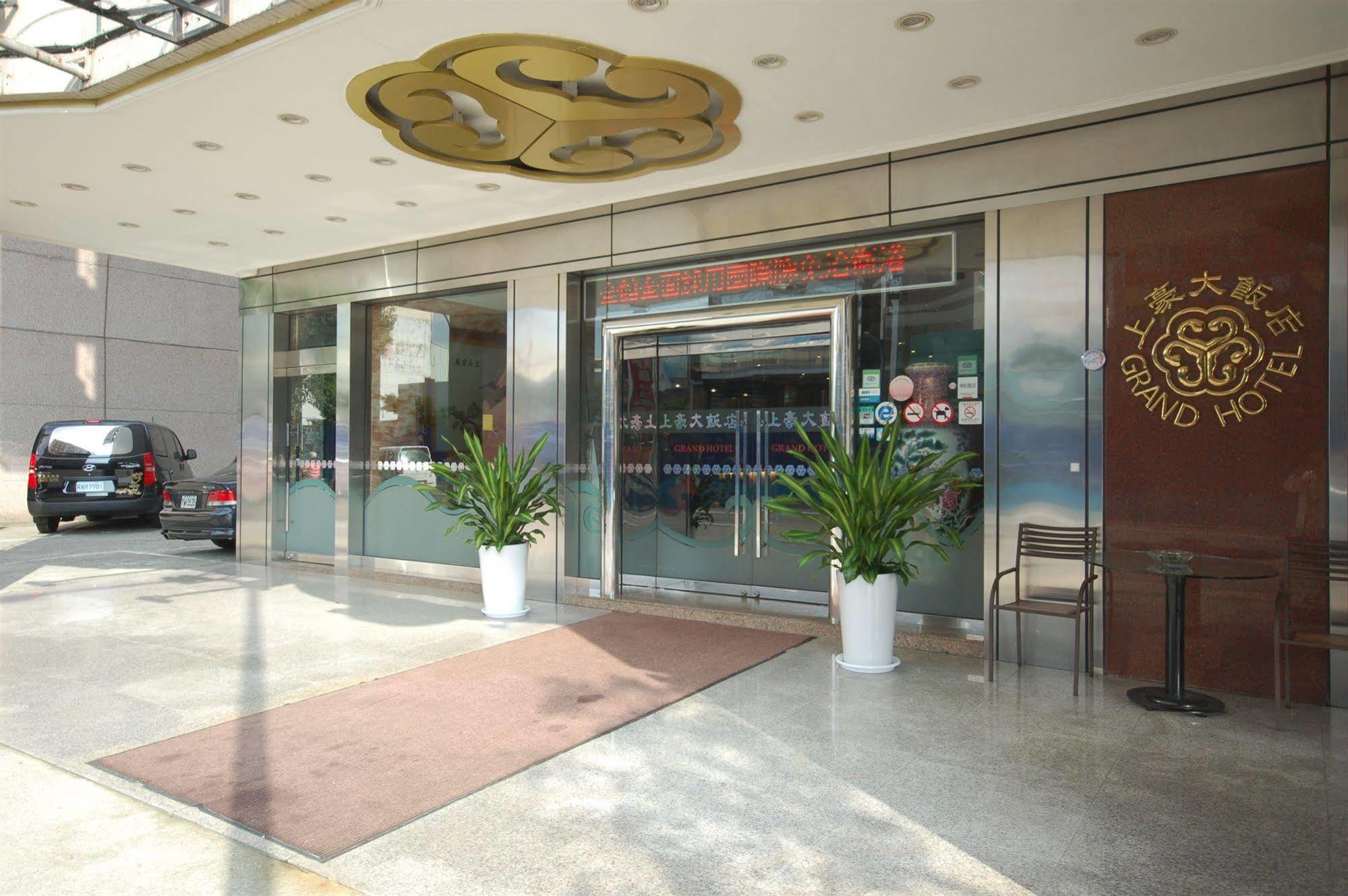 Kiwi Hotel Mrt Wenxin Branch Taichung Exterior foto